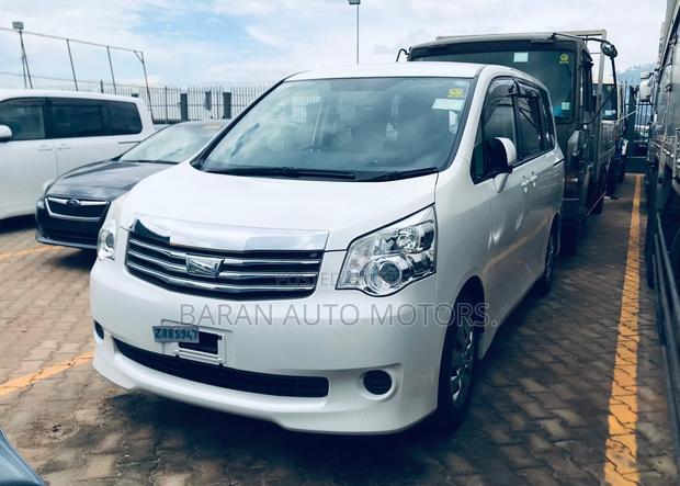 Toyota Noah 2.0 143hp AWD (8 Seater) 2013 White