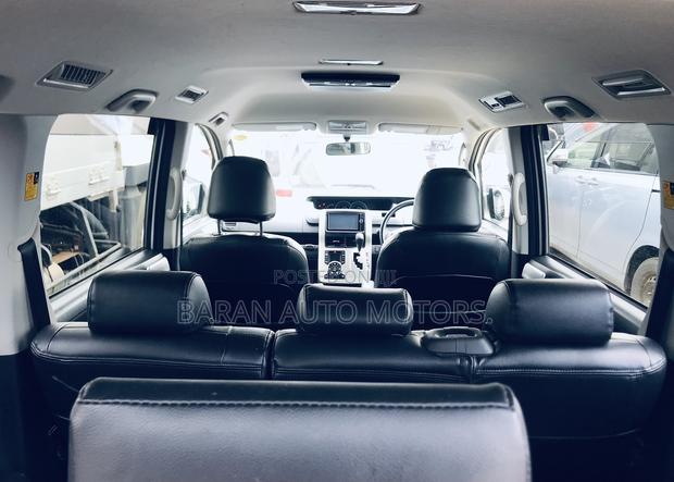 Toyota Noah 2.0 143hp AWD (8 Seater) 2013 White