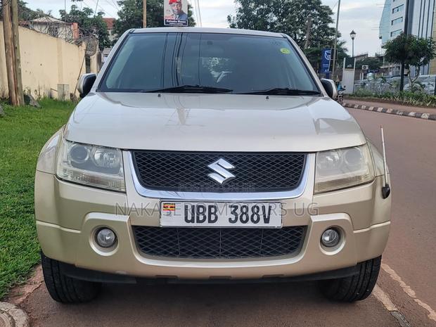 Suzuki Escudo 2010 Gold