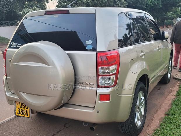 Suzuki Escudo 2010 Gold