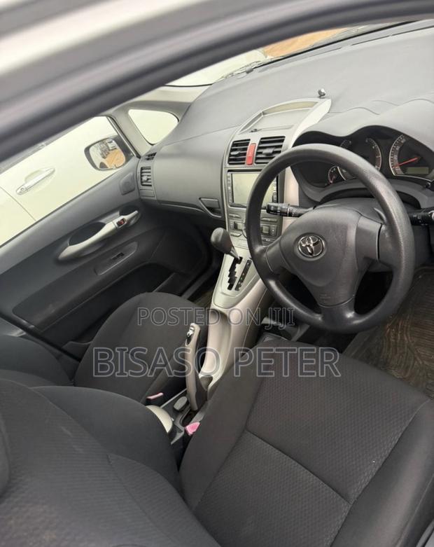 Toyota Auris 2010 Silver
