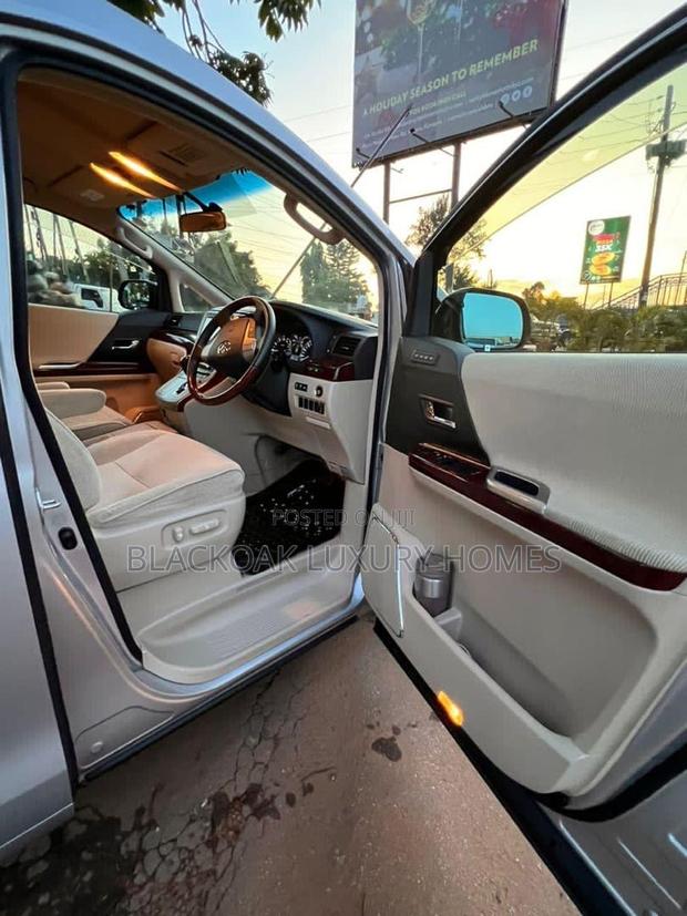 Toyota Alphard 2.4 Petrol AWD 2009 Silver
