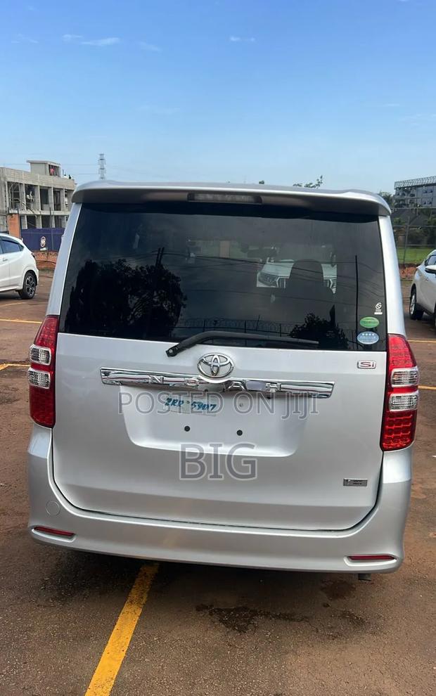 Toyota Noah 2.0 158hp AWD (8 Seater) 2013 Silver