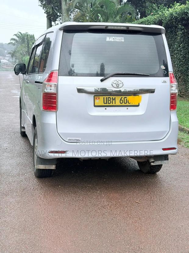 Toyota Noah 2010 Silver