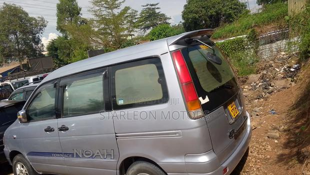 Toyota Noah 2.0 FWD (8 Seater) 2001 Silver