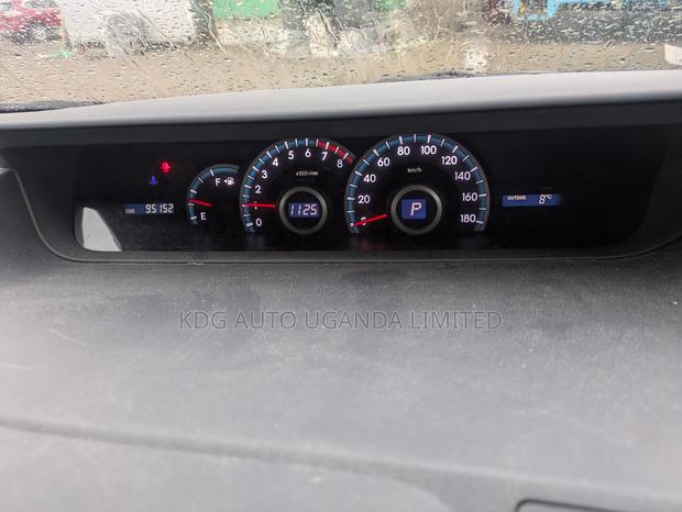 Toyota Noah 2.0 143hp FWD (8 Seater) 2011 Gray