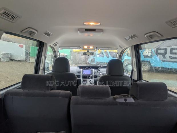 Toyota Noah 2.0 143hp FWD (8 Seater) 2011 Gray