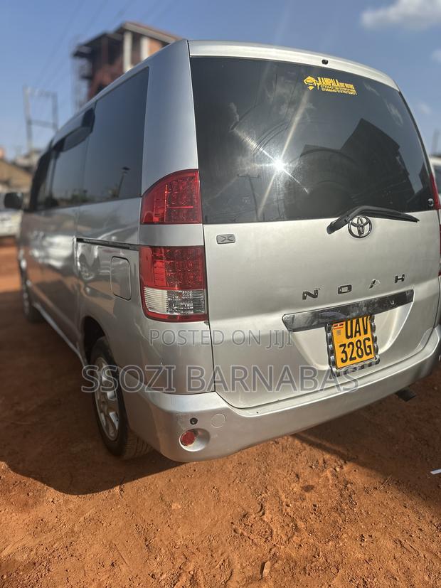 Toyota Noah 2002 Silver