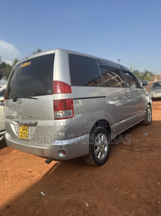 Toyota Noah 2002 Silver