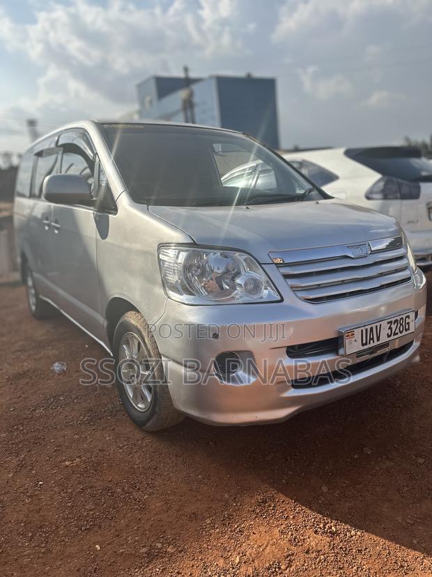 Toyota Noah 2002 Silver
