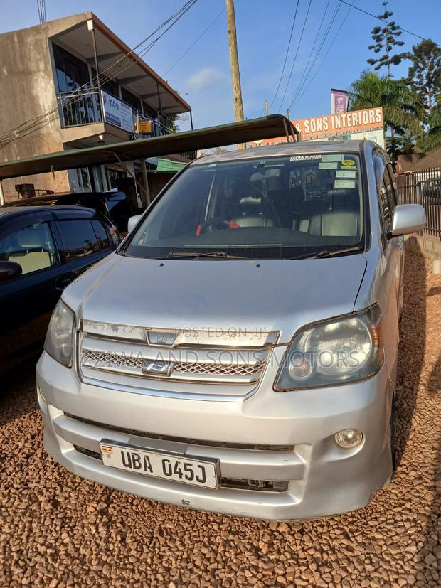 Toyota Noah 2003 Silver