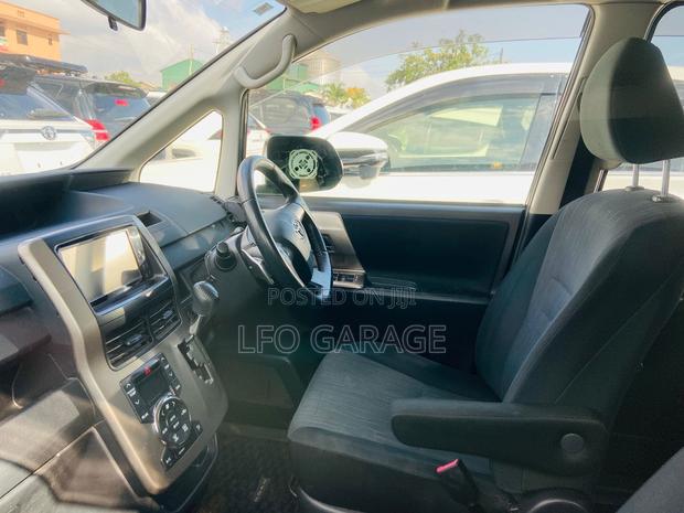 Toyota Noah 2.0 143hp FWD (8 Seater) 2012 Black