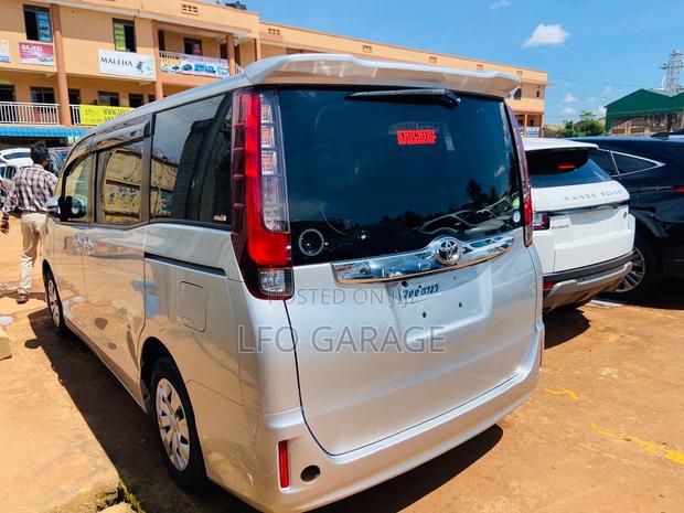 Toyota Noah 2.0 AWD (6 Seater) 2014 Silver