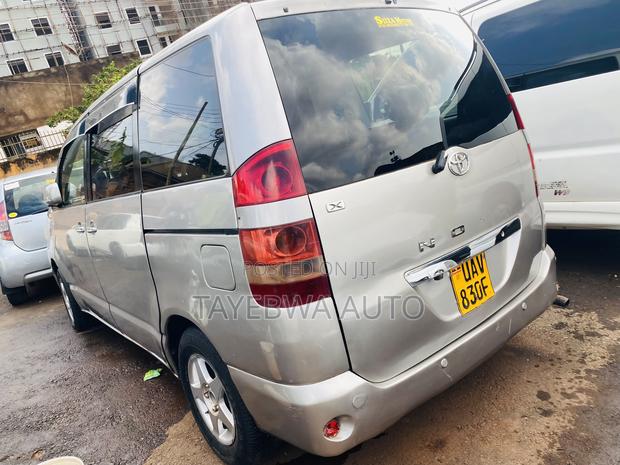 Toyota Noah 2003 Silver