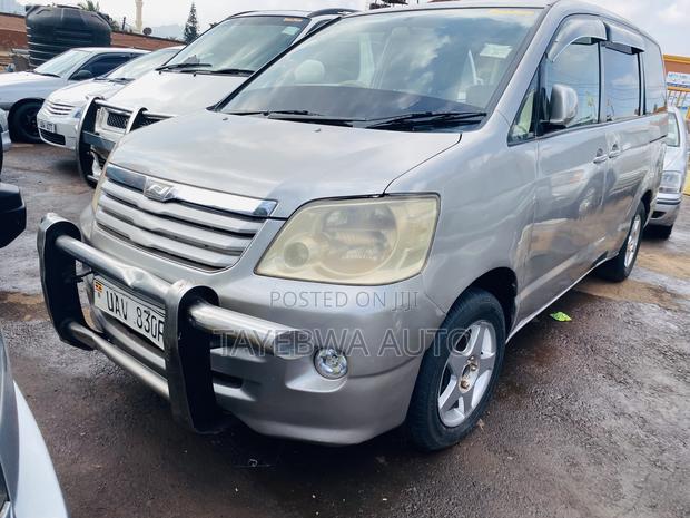 Toyota Noah 2003 Silver