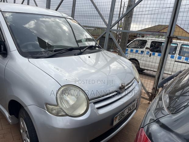 Toyota Sienta 2009 Silver