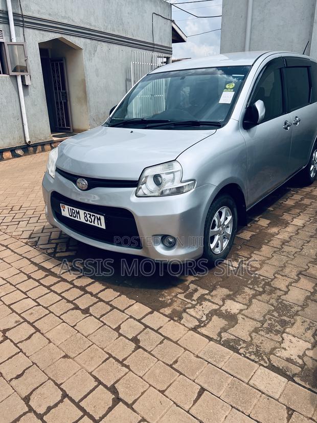 Toyota Sienta 2012 Silver