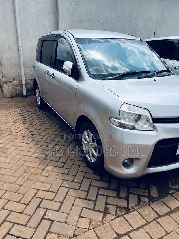 Toyota Sienta 2012 Silver
