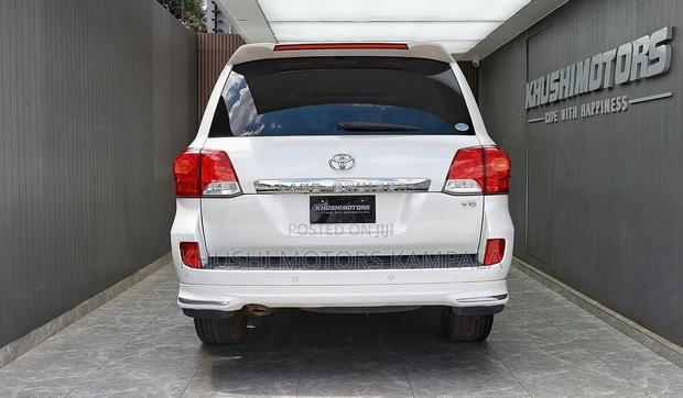 Toyota Land Cruiser 4.6 V8 AX 2013 White