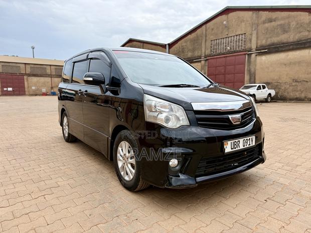 Toyota Noah 2012 Black