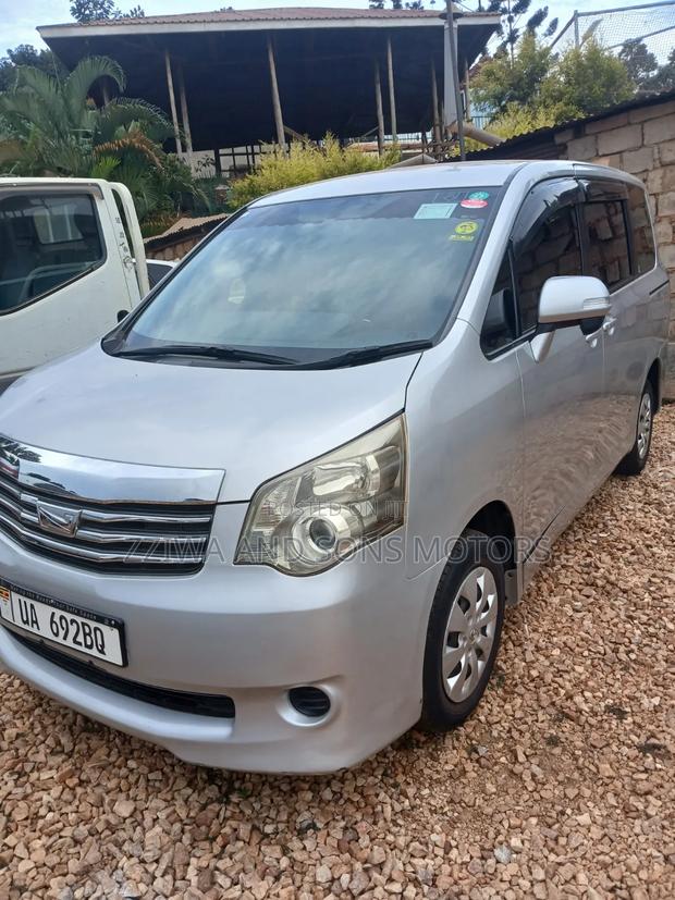 Toyota Noah 2018 Silver