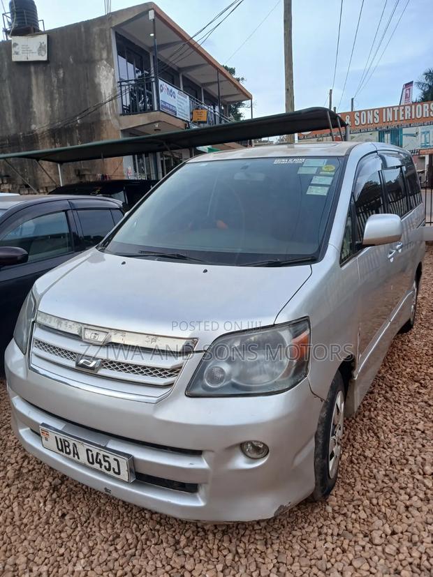 Toyota Noah 2004 Silver