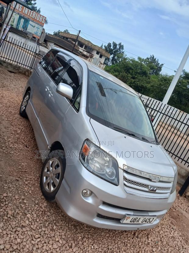 Toyota Noah 2004 Silver