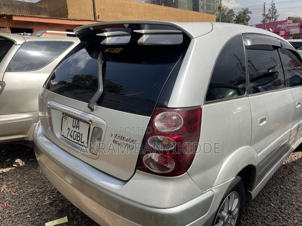Toyota Nadia 2001 Silver