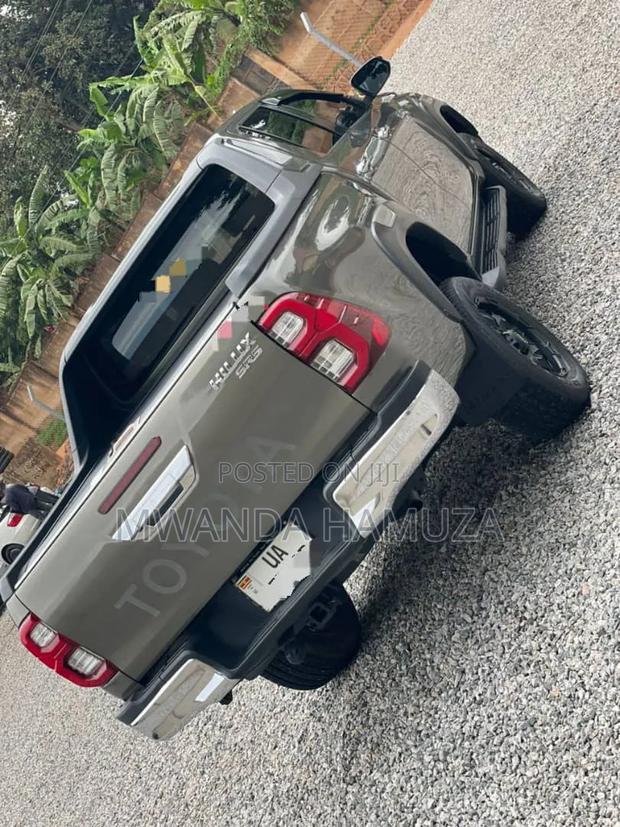 Toyota Hilux 2020 Gray