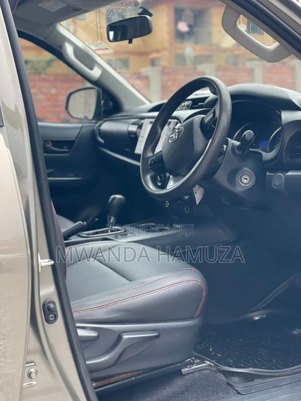 Toyota Hilux 2020 Gray