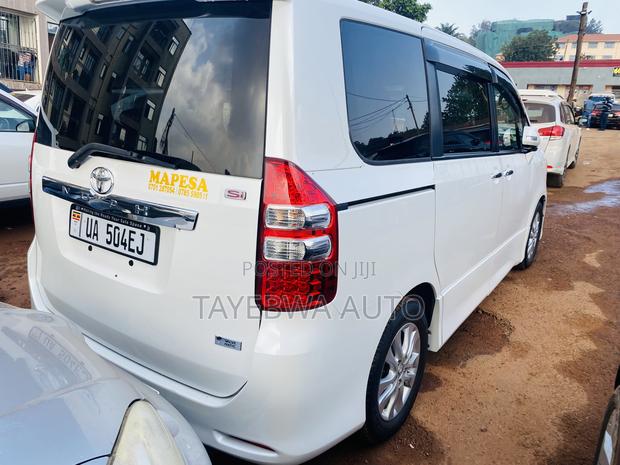 Toyota Noah 2.0 143hp AWD (8 Seater) 2012 White