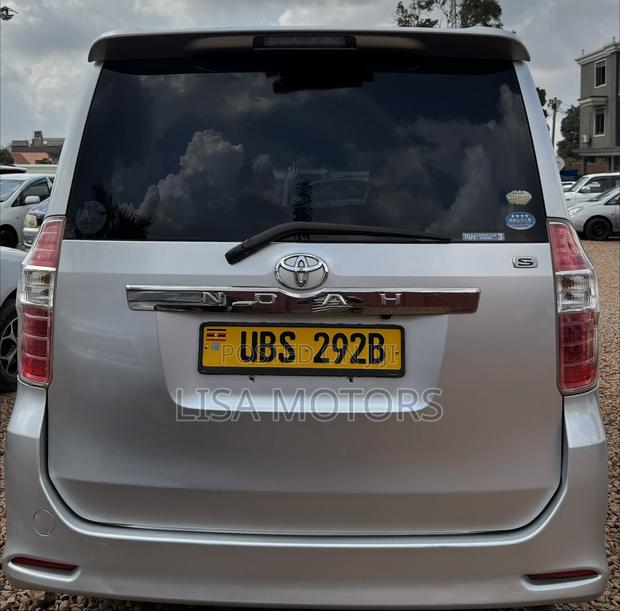 Toyota Noah 2011 Silver