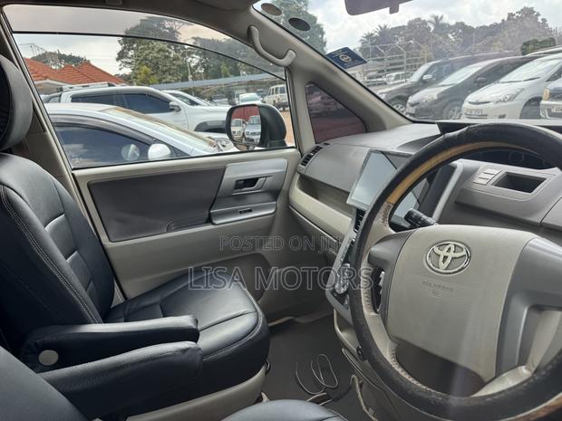 Toyota Noah 2011 Silver