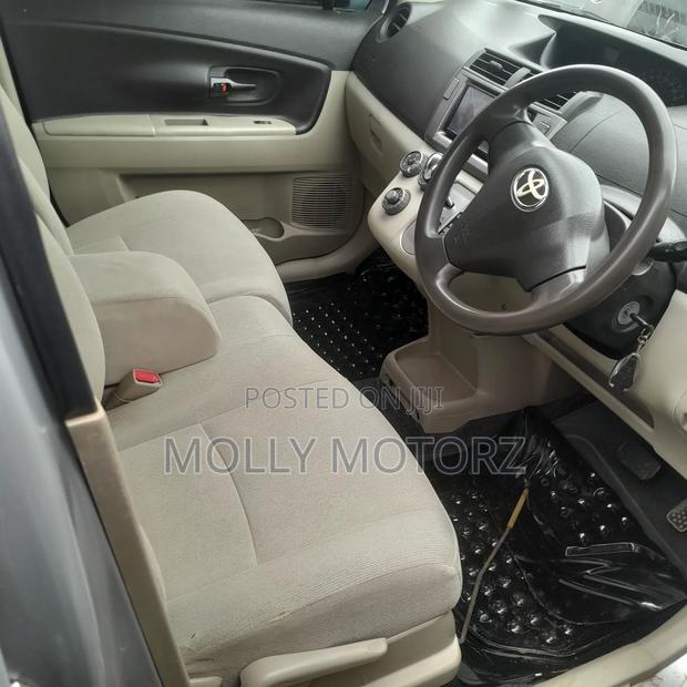 Toyota Passo Sette 2010 Silver
