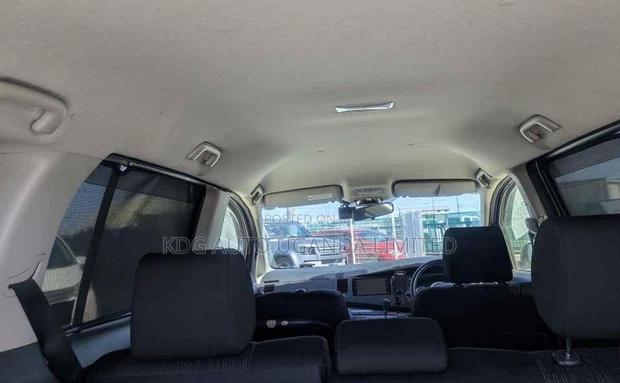 Toyota ISIS 2.0 Platana V-selection 2WD 2011 Pearl