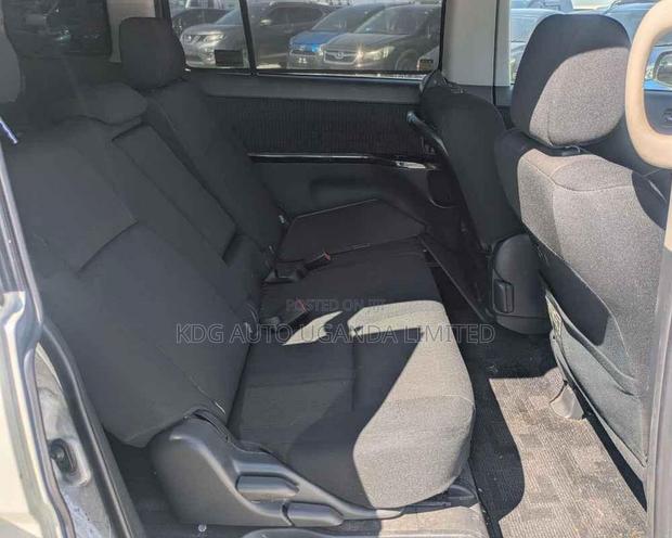 Toyota ISIS 2.0 Platana V-selection 2WD 2011 Pearl