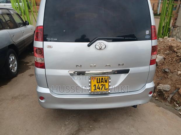 Toyota Noah 2005 Silver