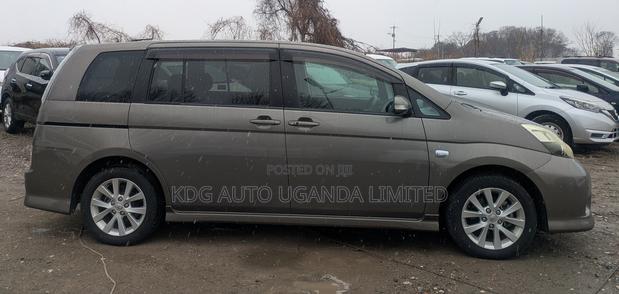 Toyota ISIS 2.0 Platana 2WD 2011 Gray