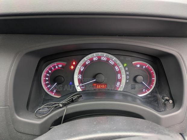 Toyota ISIS 2.0 Platana 2WD 2011 Gray