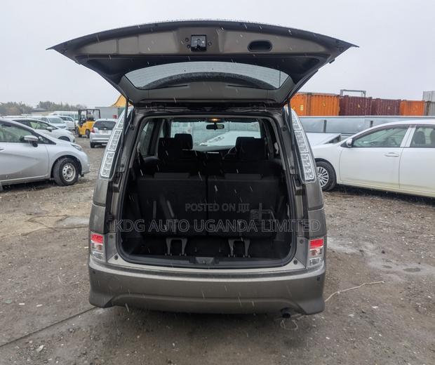 Toyota ISIS 2.0 Platana 2WD 2011 Gray