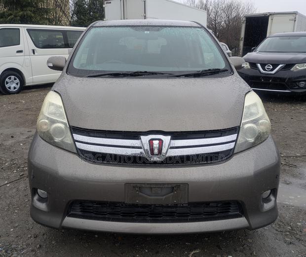 Toyota ISIS 2.0 Platana 2WD 2011 Gray