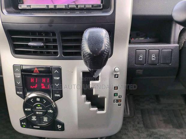 Toyota Noah 2011 Pearl