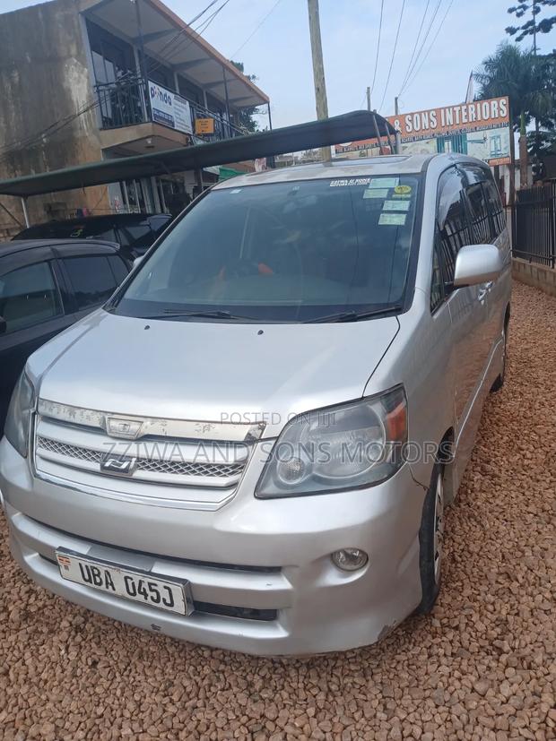 Toyota Noah 2002 Silver