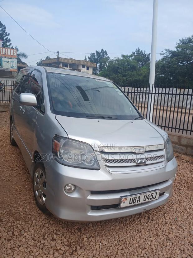 Toyota Noah 2002 Silver