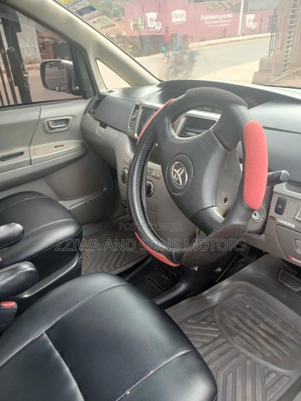 Toyota Noah 2002 Silver