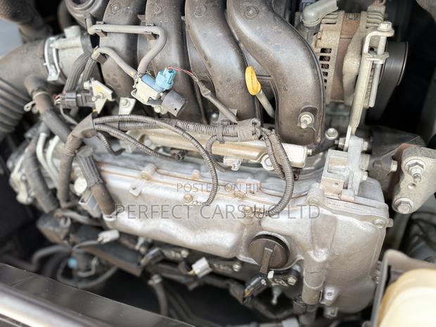 Toyota Noah 2.0 143hp AWD (8 Seater) 2010 White