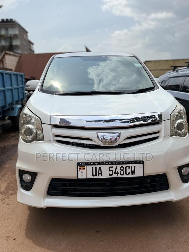 Toyota Noah 2.0 143hp AWD (8 Seater) 2010 White