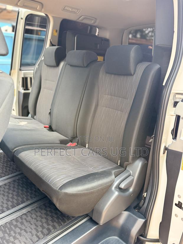 Toyota Noah 2.0 143hp AWD (8 Seater) 2010 White