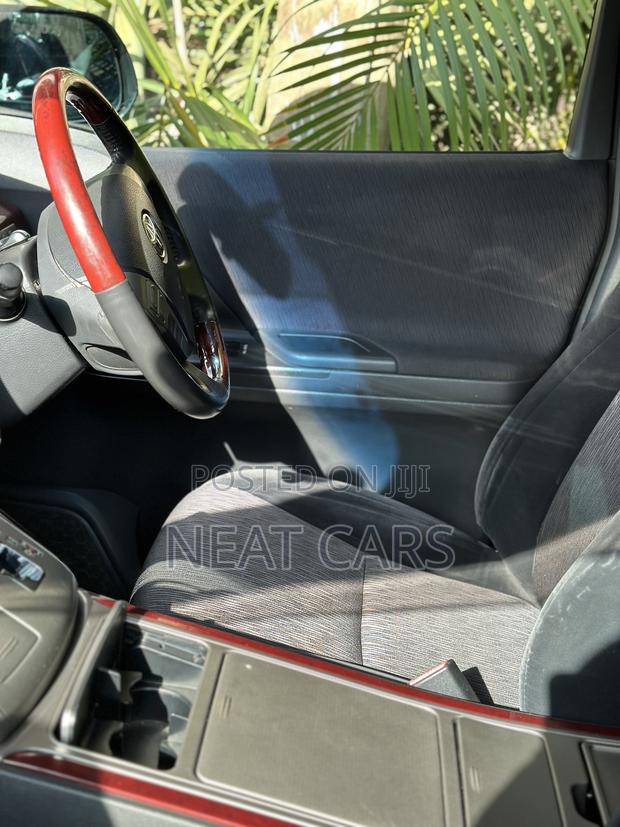 Toyota Alphard 2011 Silver
