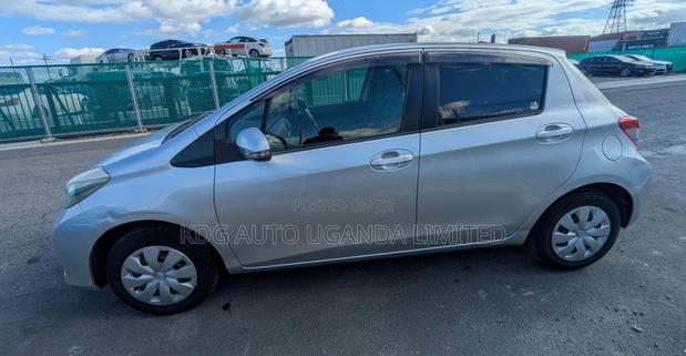 Toyota Vitz 1.0 FWD 5dr 2011 Silver
